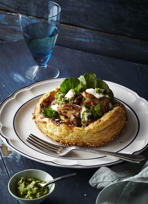 Spiced Chicken and Caramelised Onion Tarts » Dish Magazine Smoked Chicken Salad, Caramelised Onion Tart, Caramelised Onion, Onion Tart, Spiced Chicken, Chicken Easy, Tart Baking, Fresh Salad, Savory Tart