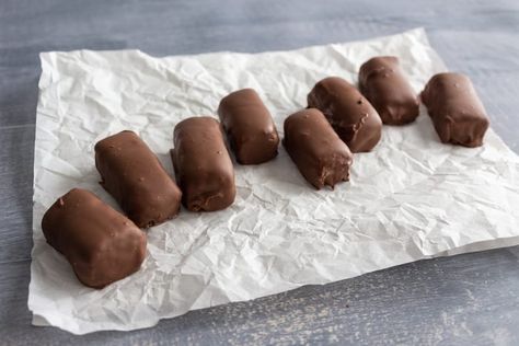 Candy Melts Recipe, Make Cool Whip, Cool Whip Candy, 3 Musketeers Candy, Recipes With Cool Whip, Whipped Peanut Butter, Homemade Candy Bars, Candy Bar Recipe, Homemade Peanut Butter Cups