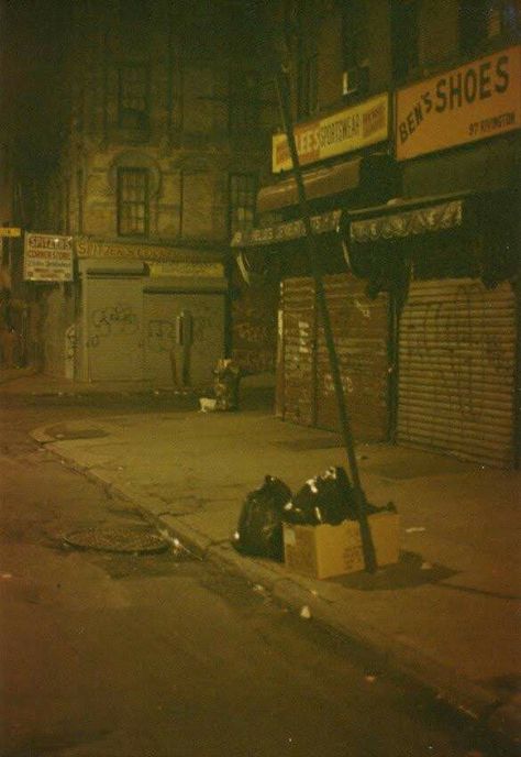 CREEPIEST LES PICTURE I HAVE EVER SEEN...Rivington and Ludlow 80s New York, Photographie New York, Arte Do Hip Hop, Nyc History, New York Aesthetic, Lower East Side, Vintage New York, Dessin Adorable, New York Street