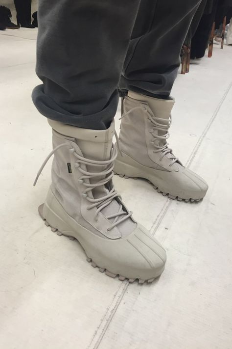 YEEZY Season 3 Exclusive Showroom Photos Shoes Portrait, Hypebeast Shoes, Yeezy Season 3, Yeezy Fashion, Yeezy Boots, Techwear Fashion, Yeezy Season, Mens Winter Boots, Street Style Outfits Men