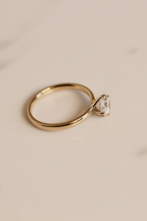 Engagement Rings Single Stone, Gold Engagement Ring Circle Diamond, Original Engagement Ring, Rings Engagement Classic, Round Cathedral Engagement Ring, Korean Engagement Ring, Diamond Cut Engagement Rings, Engagement Rings Silver Band, Engagement Ring With Hidden Halo