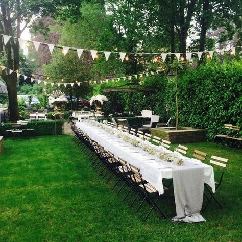 Long Garden Table, Driveway Party Decorations, Outdoor Dinner Party, Backyard Party Decorations, Party Decorations Ideas, Door Table, Outdoor Dinner Parties, Garden Party Decorations, Outdoor Dinner