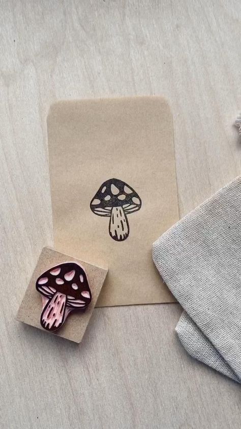 Lino Mushroom, Small Stamp Ideas, Diy Stamp Ideas, Stamp Making Ideas, Diy Stamps Homemade, Stamp Art Ideas, Stamp Carving Ideas, Stamp Design Ideas, Hand Carved Stamps Diy