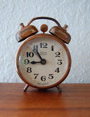 Vintage Copper Alarm Clock Antique Alarm Clock, Alarm Clock Vintage, Vintage Alarm Clock Aesthetic, Pretty Appliances, Old Things Vintage, Old Clocks Vintage, Clock Reference, Old Alarm Clock, Old Objects