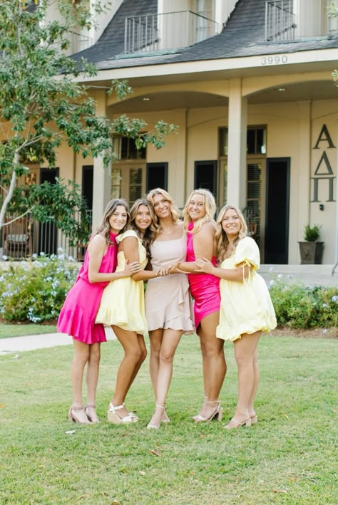 Exec Board Photoshoot, Sorority Group Pictures, Leadership Photoshoot, Sorority Exec Photoshoot, Sisterhood Photoshoot, Sorority Photoshoot Ideas, Roommate Pictures, Exec Photoshoot, Sorority Recruitment Decorations