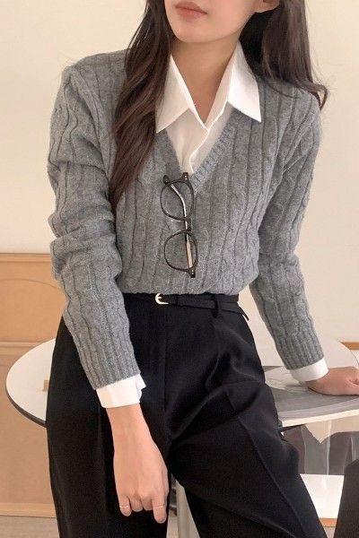 V Neck Outfit Ideas, V Neck Winter Outfit, V Neck Outfits For Women, Sweater V Neck Outfit, V Neck Pullover Outfit, V Neck Sweater Outfit, Raven Fashion, Ropa Semi Formal, Office Sweater