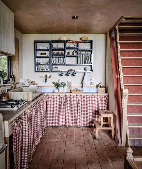 A Cosy Haberdasher's Hideaway in Sweden • The Home Page Beata Heuman, House Planning, English Decor, Hunting Camp, Cabin Kits, Cabin Interiors, Farm Kitchen, Room Deco, Kitchen Collection