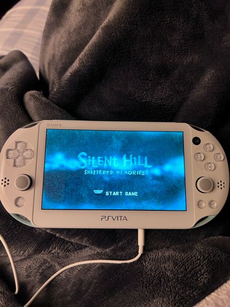 Ps3 Avatars, Game Console Aesthetic, Psvita Aesthetic, Psvita Games, Silent Hill Shattered Memories, Psp Aesthetic, Psp Vita, Psp Games, Gadget Tecnologici