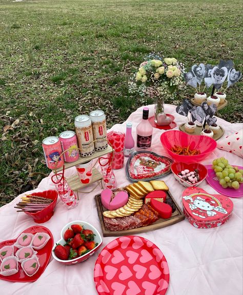 Valentines Picnic Basket, Picnic Galentines Day, Galentines Party Decor Picnic, Picnic Food Ideas Valentines Day, Cute Valentines Picnic Ideas, Valentines Day Picnic Ideas Outdoor, Valentines Picnic Aesthetic, Valentines Day Picnic Aesthetic, Valentine’s Picnic