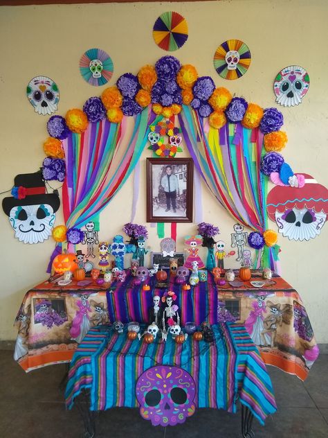 School Ofrenda Ideas, Classroom Ofrenda, Ofrendas Ideas, Diy Dia De Los Muertos Decorations Ideas, Altar De Muertos Ideas, Decoracion Hallowen Ideas, Ofrenda Ideas, Ofrenda Altar, Altar Muertos