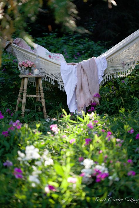 Ethereal Places, Country Patio, Summer Outdoor Decor, Terrasse Design, Garden Hammock, French Vintage Decor, Garden Rustic, Plant Tips, Backyard Balcony