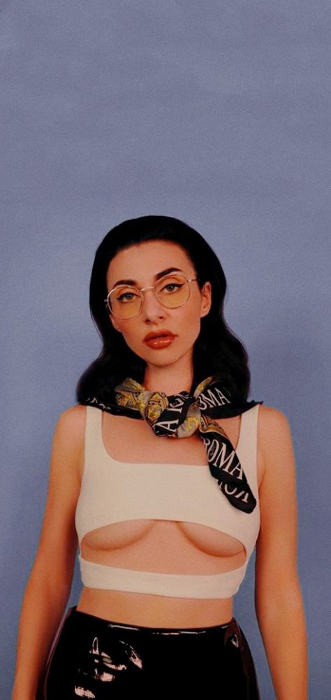 Queen Herby, Qveen Herby, Phone Wallpapers, Muse, Art Ideas, Mood Board, Phone Wallpaper, Musician, Wallpapers