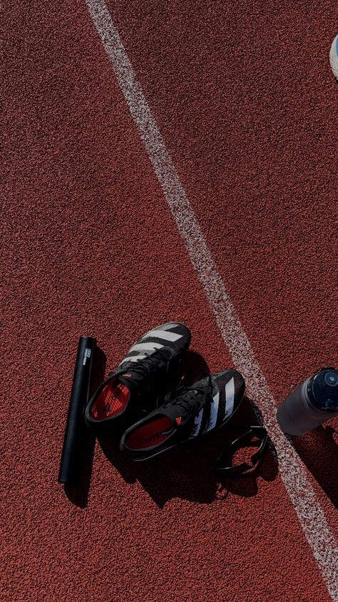 Track Love, track, track and field, Leichtathletik Aesthetic Wallpaper Track And Field, Jamaica Track And Field, Athletic Track Aesthetic, Track And Field Wallpaper Iphone, Track N Field Aesthetic, Track Anf Field Aesthetic, Track Field Photography, Track And Field Men, Outdoor Sports Aesthetic