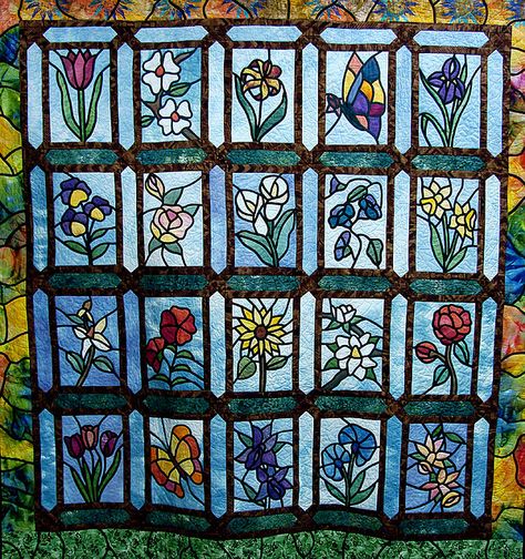 katedrál üvegvirágok Flowers Quilt, Stained Glass Quilt, The Quilt Show, Flower Quilts, Quilt Festival, Stained Glass Flowers, Floral Quilt, Custom Quilts, Glass Flowers