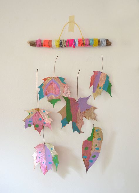 Children paint dried leaves and wrap twigs with yarn to make beautiful mobiles. Twig Art, Diy Leaves, Leaf Crafts, Autumn Crafts, Art Yarn, Painted Leaves, Camping Art, Nature Crafts, Fall Diy