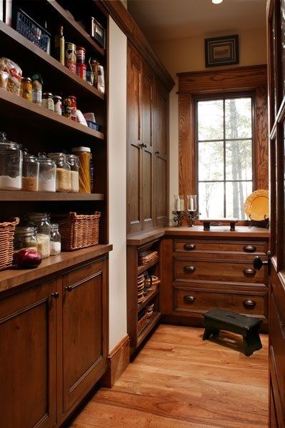 Diy Cozinha, Small Rustic Kitchens, Open Pantry, Grand Kitchen, Butler’s Pantry, Style Pantry, Butlers Pantry, Rustic Kitchen Design, Cabin Kitchens