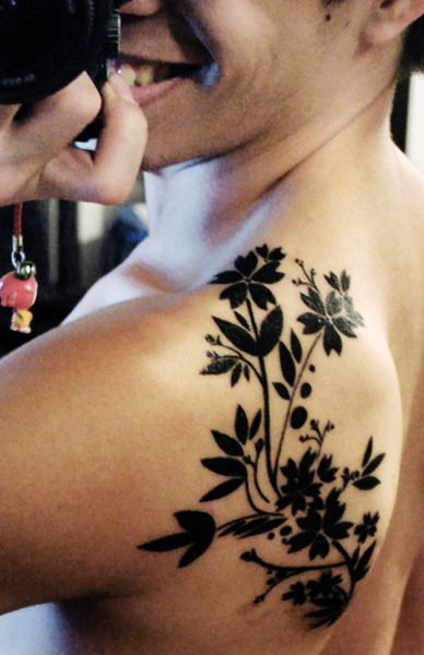 http://tattoomagz.com/black-shoulder-tattoos/ Black Flowers Tattoo, Shoulder Blade Tattoo, Flower Tattoo Shoulder, Tattoo Collection, Plant Tattoo, Tattoo Feminina, Love Tattoos, Pretty Tattoos, Shoulder Tattoo