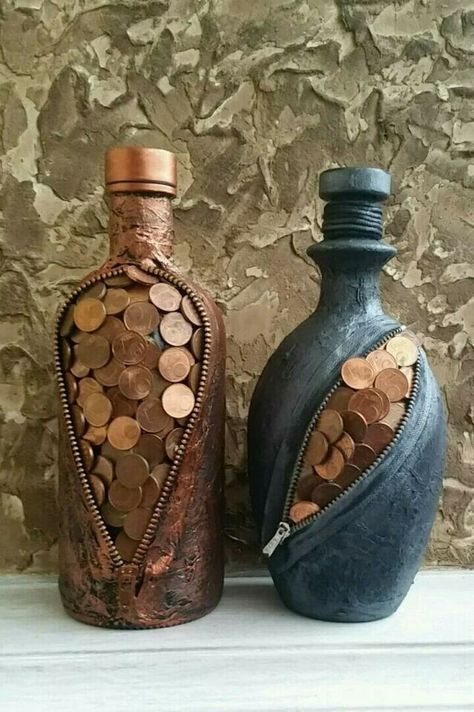 Coins Art Ideas, Flatten Wine Bottle, Reuse Wine Bottles, Alcohol Bottle Crafts, Coin Crafts, Key Crafts, Liquor Bottle Crafts, Plastic Bottle Art, Glass Bottle Diy