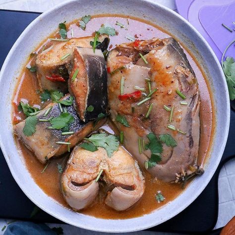 Nigerian Catfish Peppersoup Catfish Pepper Soup, Fish Pepper Soup, How To Cook Catfish, Nigeria Food, African Recipes Nigerian Food, Catfish Recipes, White Soup, Nigerian Recipes, Africa Food