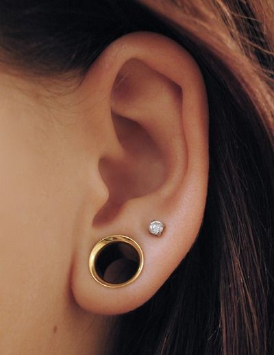 00g Second Ear Piercing, Gold Ear Jacket, Cute Ear Piercings, Black Stud Earrings, Hammered Hoop Earrings, Lobe Piercing, Body Piercings, Ear Gauges, Piercing Tattoo