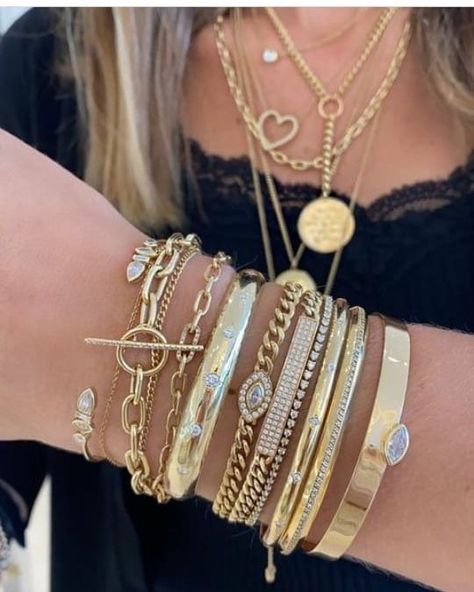 Chunky Bracelet Stack, Preppy Jewelry, Wrist Jewelry, Luxe Jewelry, Jewelry Accessories Ideas, Dope Jewelry, Jewelry Fashion Trends, Jewelry Essentials, Classy Jewelry