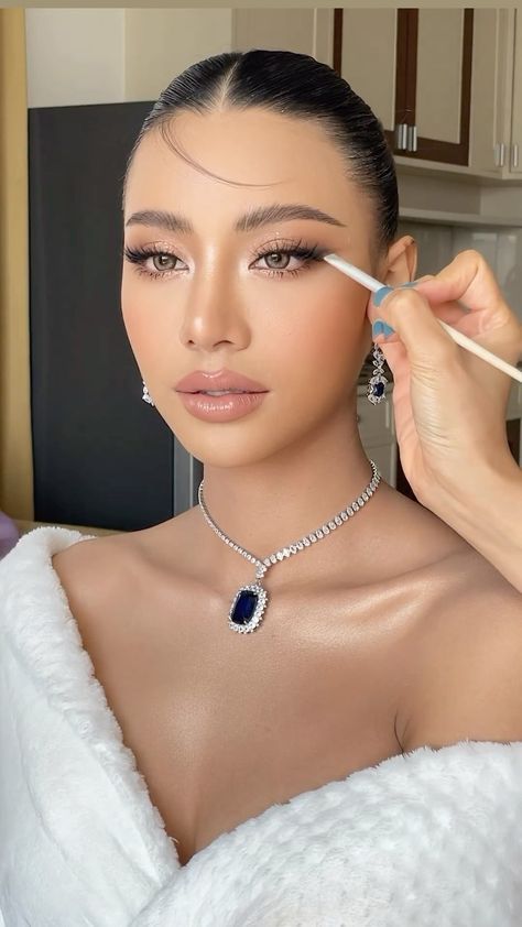 Full glam bridal makeup look 😍 Yay or nay? via @cosine_makeup… | Instagram Cool Bride Makeup, Reception Glam Makeup, Full Face Soft Glam Makeup, Soft Glam Professional Makeup, Soft Glam Makeup Photoshoot, Asian Wedding Makeup Looks, Bridesmaid Makeup And Hair, Full Make Up Looks, Glam Look Makeup Ideas