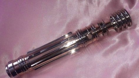 Leia Organa Lightsaber, Star Wars Ship Aesthetic, Purple Lightsaber Aesthetic, Princess Leia Aesthetic, Pink Lightsaber, Leia Lightsaber, Jedi Praxeum, Leia Aesthetic, Leia Organa Aesthetic