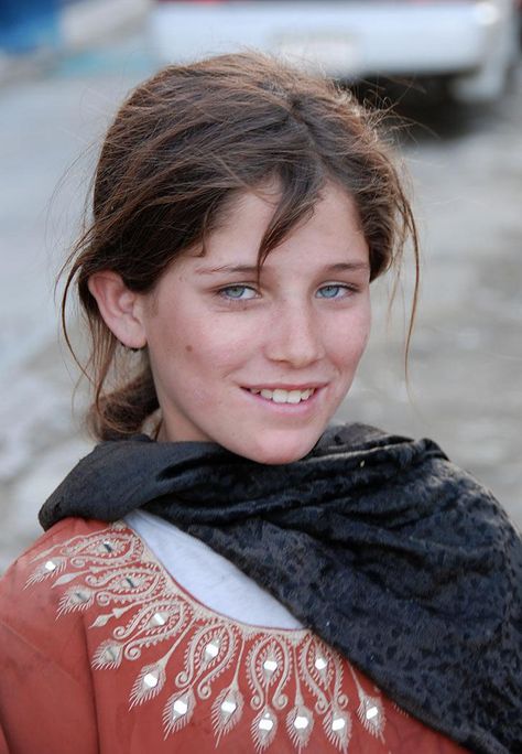 Afghan girl wandering the streets of Kabul. - Imgur Afghan Women, Afghan Girl, Alexander The Great, People Of The World, World Cultures, Interesting Faces, Up Girl, People Around The World, Beautiful Eyes