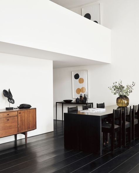 Amsterdam Townhouse, Black Floorboards, Monochrome House, Oak Floorboards, Black Kitchen Island, Living Room Styles, Kitchen Dinning Room, Swedish Fashion, Iconic Furniture