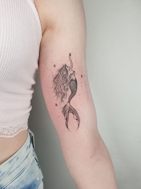 Small Mermaid Tattoo, Mermaid Sleeve Tattoos, Tattoo Mermaid, Globe Tattoos, Minimal Tattoo Designs, Dragon Tattoo Ideas, Minimal Tattoo Ideas, Mermaid Tattoo Designs, Flower Tattoo Ideas