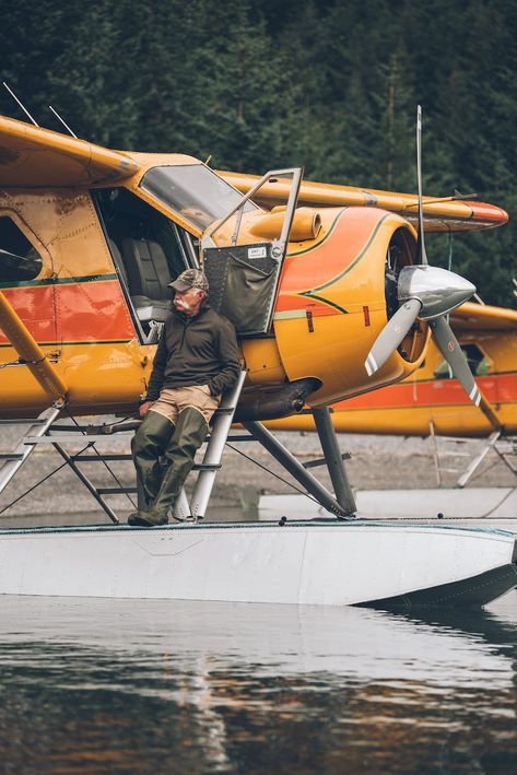 History of the de Havilland Beaver | The Filson Journal De Havilland Beaver, Stol Aircraft, Photo Avion, Bush Pilot, Amphibious Aircraft, Small Plane, Bush Plane, Sea Plane, Plane And Pilot