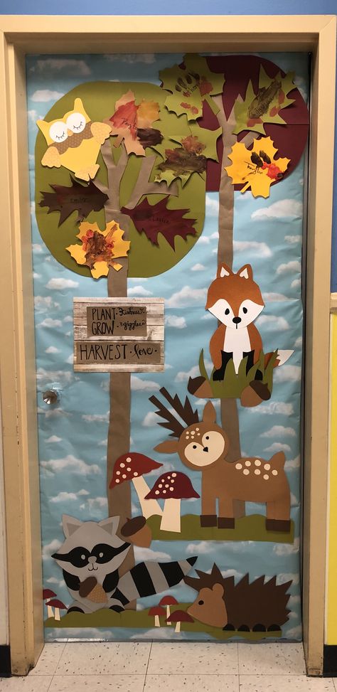 Daycare Forest Theme, Woodland Display Classroom, Kindergarten Forest Theme, Forest Classroom Door Ideas, Animal Theme Daycare Room, Woodland Theme Door Decoration, Fall Theme Daycare Room, Fall Themed Classroom Bulletin Boards, Fall Themed Teacher Doors