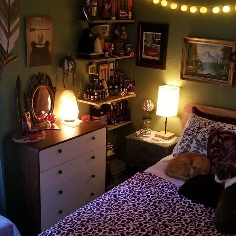 Bella's Bedroom Twilight, Bella’s Room Twilight, Bella Swan Room, Twilight Bedroom Aesthetic, Bella Swan Bedroom, Twilight Bedroom, Swan Bedroom, Twilight Room, Bella Swan Aesthetic