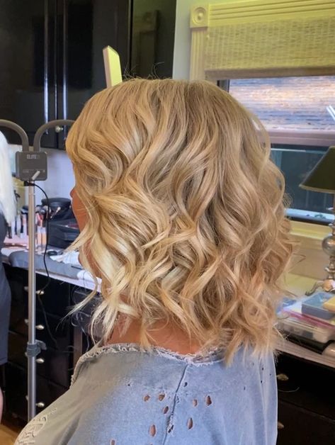 Modern Curls, Hairstyle For Bridal, Curled Wedding Hair, Half Up Curls, Loose Curls Hairstyles, Peinados Aesthetic, Short Hair Bride, Half Up Half Down Hairstyle, Short Hair Waves