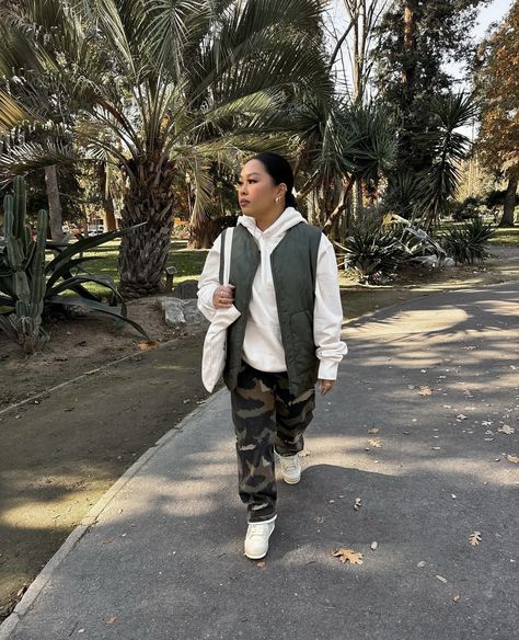 Oversized Camo Shirt Outfit, Camo Jacket Outfits, Camo Jacket Outfits For Women, Outfits For Women Streetwear, Creative Style Outfits, Camo Shirt Outfit, White And Green Sneakers, Soft Streetwear Fashion, Camo Outfit