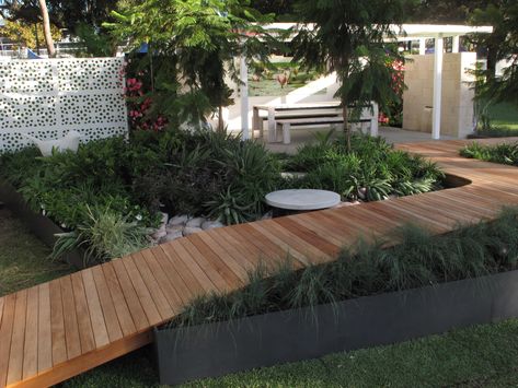 Easy visitor access with a ramped deck through the garden Accessible Ramp Landscape, Garden Ramp Design, Outdoor Ramp Design, Porch Steps Diy, House Ramp Design, Ramp Landscape, Garden Ramp, Porch With Ramp, Backyard Ramp