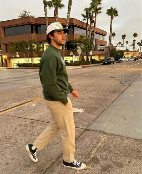 Mens Clothing Styles Converse, Chill Fall Outfits Men, Classy Skater Outfit Men, Men Fitted Hat Outfit, Mens Style California, Mens Fitted Hats Outfit Street Styles, Mens Outfits With Beanies, Australia Mens Fashion, Chicago Mens Street Style