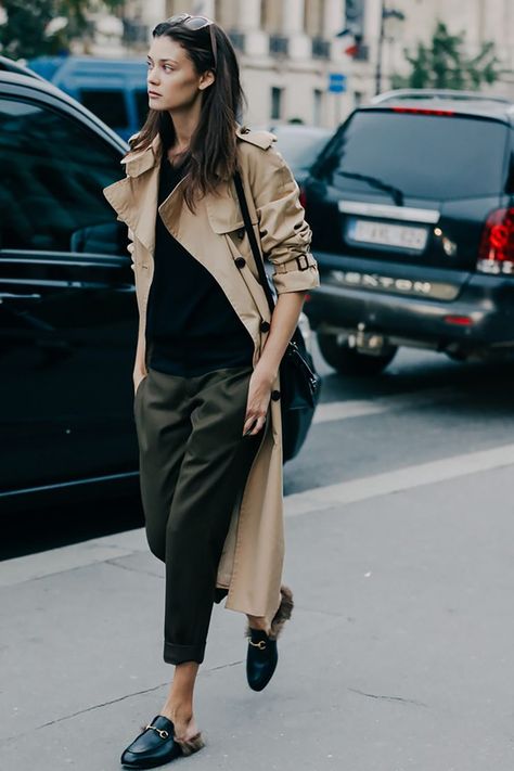 Minimalisticky Chic, Trenchcoat Outfit, Sukienki Maksi, Mode Retro, Models Off Duty Style, Trench Coat Outfit, La Fashion Week, Mode Casual, Stil Inspiration