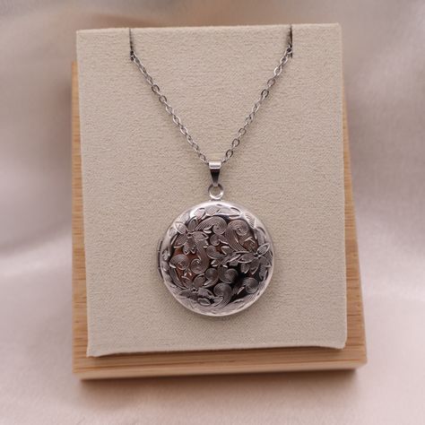 Specifications:
Material: Stainless Steel
Chain Length: 18 inch extends 2 inch
Clasp Type: Lobster Claw Circle Locket, Vintage Heart Locket, Locket Vintage, Georgetown Tx, For Her Gifts, Vintage Heart, Mom Gifts, Circle Necklace, Heart Locket