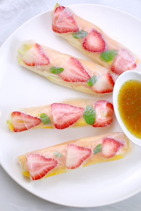 Catering Bites, Fruit Spring Rolls, Fruit Sushi, Rice Wraps, Chicken Spring Rolls, Bigger Bolder Baking, Healthy Summer Desserts, Spring Roll Recipe, Free Fruit