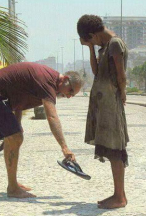 Good people are out there. I've actually done this. That poor girl at Virginia Beach, I still think of her and hope she has found happier times. Helping People Quotes, Foto Langka, Seth Godin, Robin Sharma, Human Kindness, Faith In Humanity Restored, Humanity Restored, Kindness Matters, Skateboarder