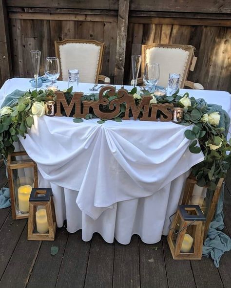 Sweetheart Table Wedding Flowers Simple, Wedding Arbor Behind Sweetheart Table, Mrs And Mr Wedding Table, Rustic Bridal Table Ideas, Bride And Groom Table Decorations Simple, Couples Wedding Table Ideas, Western Wedding Sweetheart Table, Rustic Sweetheart Table Decor, Rustic Wedding Sweetheart Table Ideas