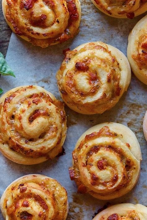 Homemade Pizza Buns, Savory Buns, Pizza Buns Recipe, Pizza Bun, Pastry Swirls, Pizza Buns, Pizza Easy, Resep Pizza, Recipes Pizza