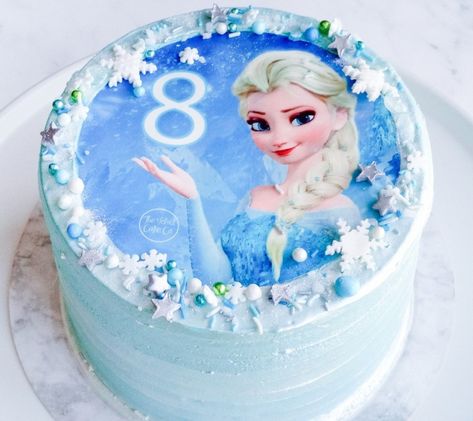 Frozen is the most loved and popular Disney princess among young girls. Girls love to have a Frozen-themed birthday cake. This exquisite Frozen cake is adorned with blue buttercream and fondant icing snowflakes. This will totally mesmerize your birthday girl and her friends. Girls Birthday Cake Ideas, Frozen Themed Birthday Cake, Elsa Cake Frozen, Cake Designs For Kids, Candy Birthday Cakes, Elsa Cakes, Frozen Birthday Cake, Cake Accessories, Cake Shapes