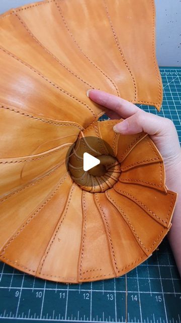 Burning Leather Ideas, Leather Scraps Ideas, Handstitched Leather Bag, Small Leather Projects, Leather Craft Ideas, Leather Pouch Pattern, Leather Photography, Leder Diy, Horn Bag