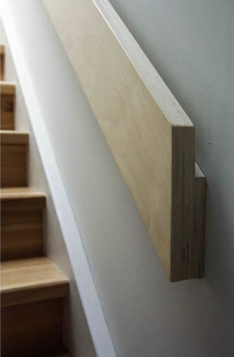 Diy Staircase Handrail, Stair Hand Rails Ideas, Diy Hand Railing, Timber Handrail Staircase, Stairs Hand Railing Ideas, Modern Hand Railing, Modern Hand Rail Design, Updating Basement Stairs, Stairs Hand Rail