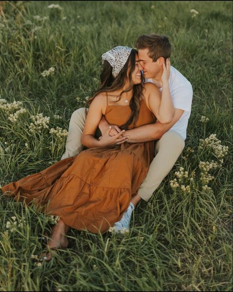 Spring Home Decor Ideas, Spring Decor Ideas, Creative Engagement Photo, Couple Outfit Ideas, Home Decor Spring, Couple Engagement Pictures, Cute Engagement Photos, Spring Photoshoot, Couples Outfit