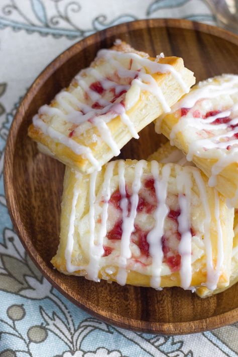 Raspberry Cream Cheese Danish, Resep Puff Pastry, Cream Cheese Danish Recipe, Cheese Danish Recipe, Raspberry Cream Cheese, Pastries Recipes Dessert, Puff Pastry Filling, Puff Pastry Desserts, Cream Cheese Danish