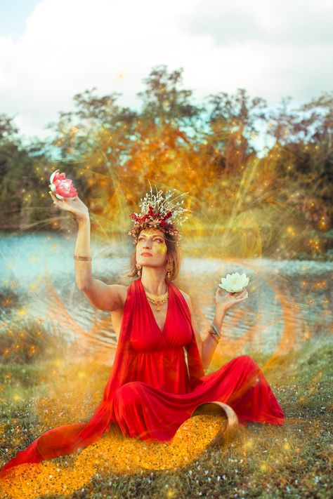 Green Goddess Photoshoot, Earth Goddess Photoshoot, Goddess Photo Shoot Ideas, Priestess Photoshoot, Healer Photoshoot, Grandma Photoshoot, Goddess Poses, Goddess Photoshoot Ideas, Spiritual Photoshoot