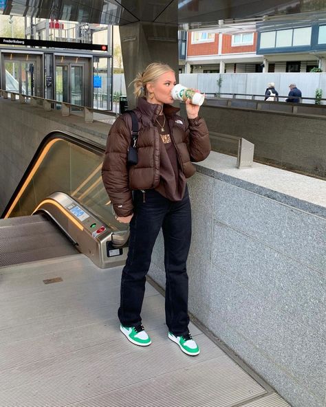 Barbara Kristoffersen on Instagram: “🤎 GIVEAWAY 🤎 It's finally here.. I have teamed up with @133.vintage to give you the chance to win this brown The North Face jacket 😭😍 For…” Doudoune The North Face, Brown Puffer, North Face Puffer Jacket, Chique Outfits, Brown Fits, Brown Outfit, Streetwear Fashion Women, Mode Inspo, 가을 패션